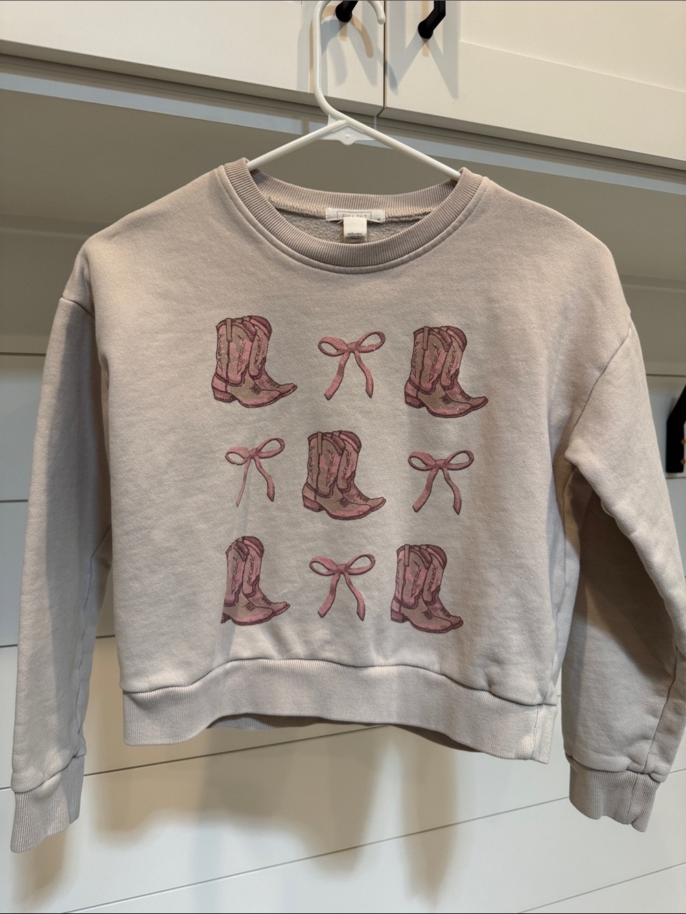 EUC Girls Full Tilt Light Pink Crew Crop Sweatshirt with Boots and Bows Medium